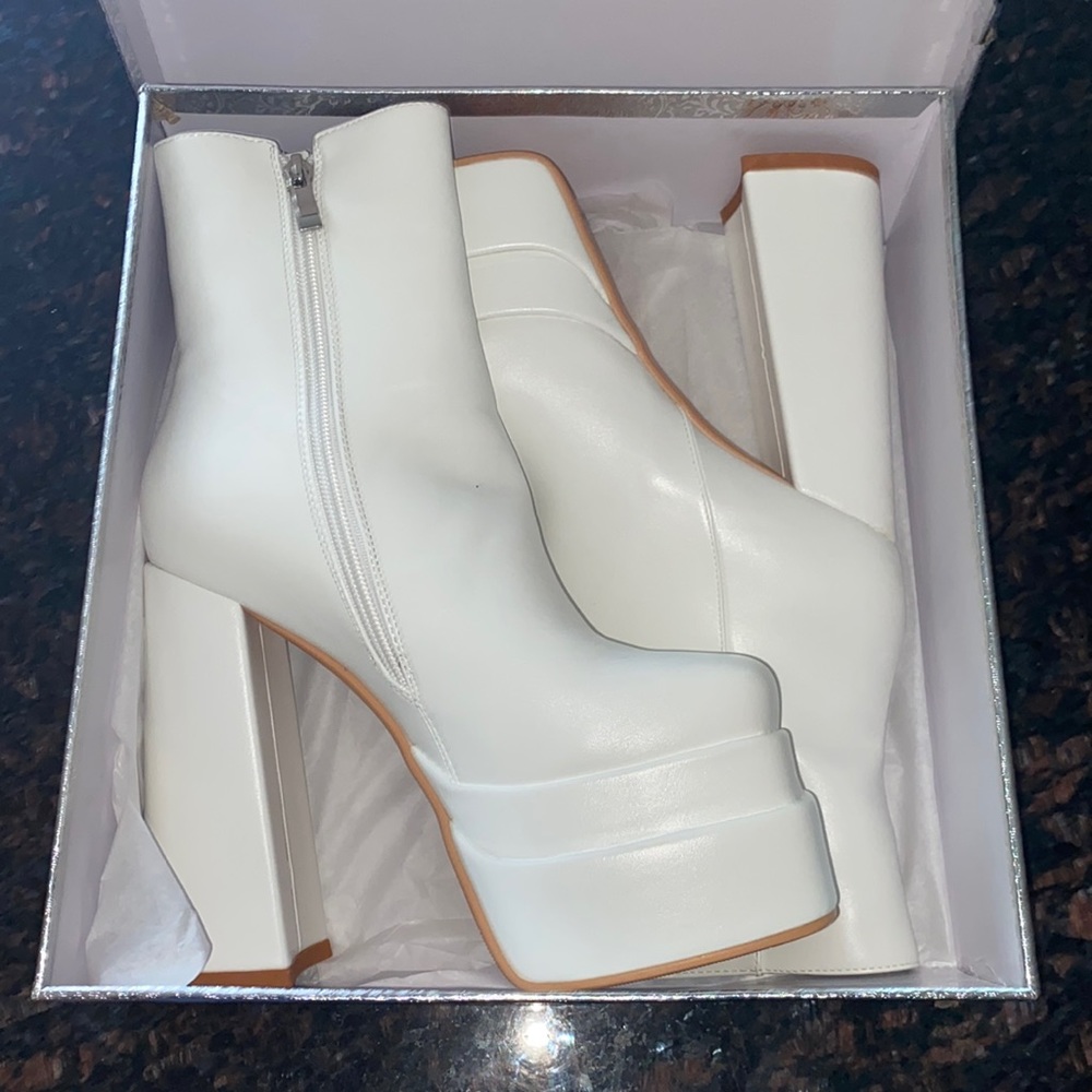 PERFECT CONDITION WHITE LEATHER BOOTIES